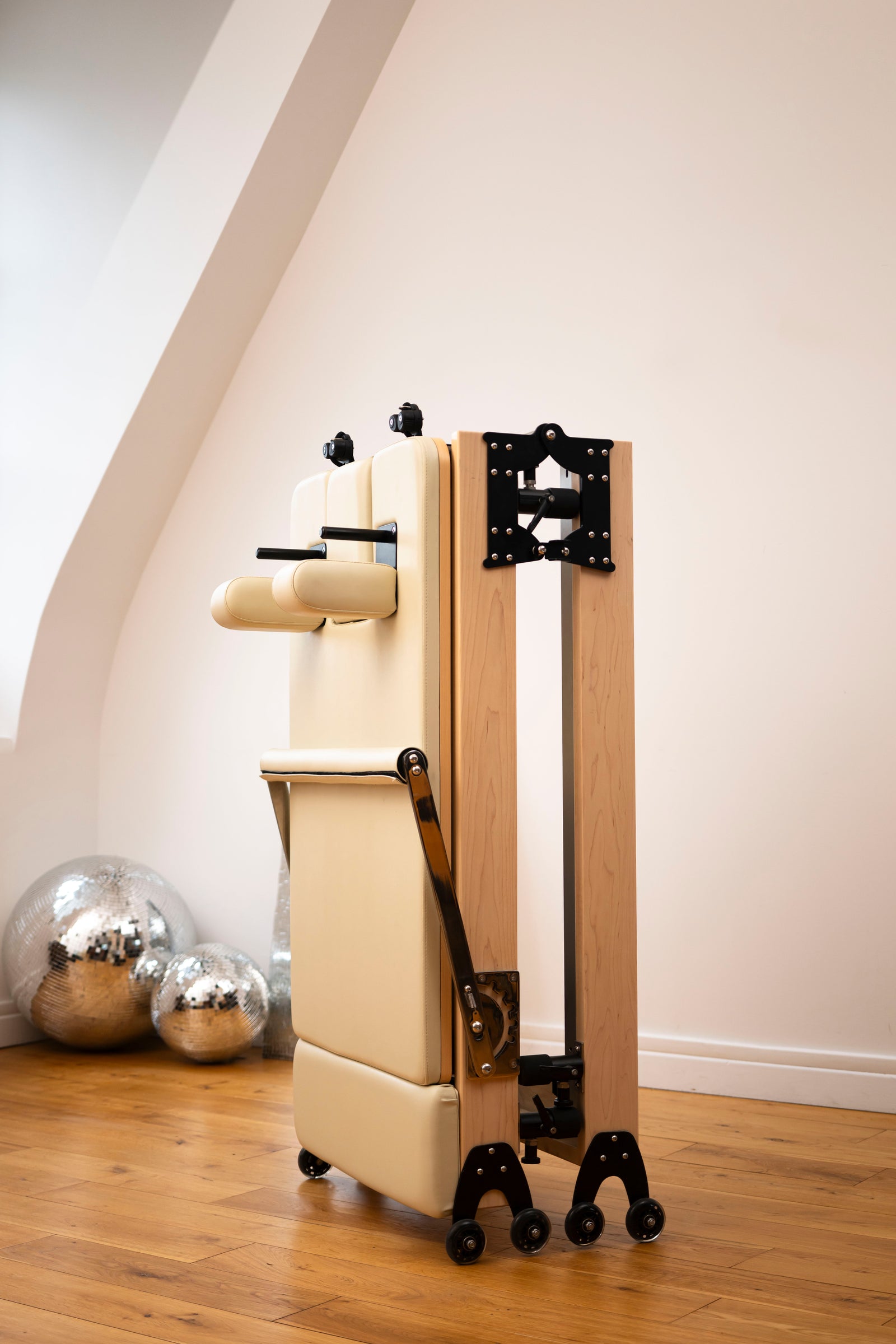 Reformer installé dans un salon lumineux