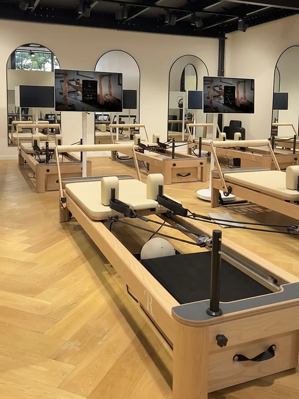 Studio équipé par Reformer Society : Reformers en érable et écrans sur pied